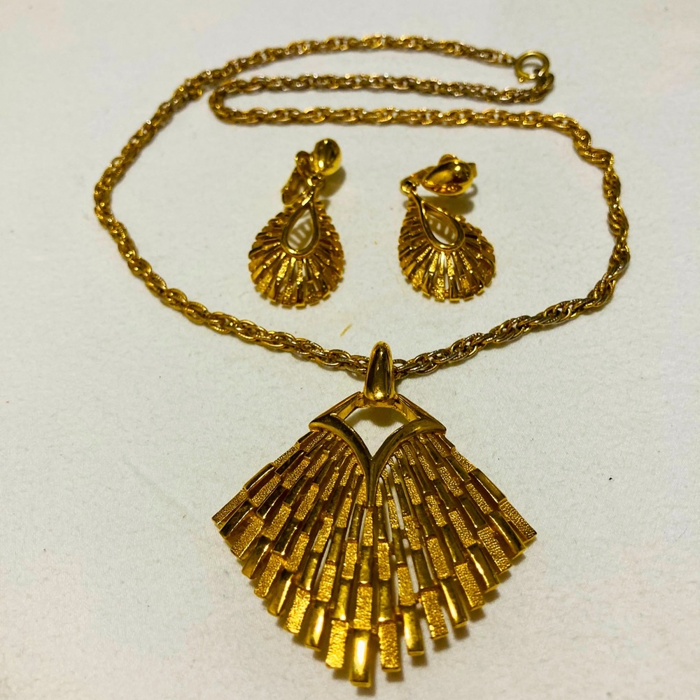 TRIFARI RARE VINTAGE 1960s Gold-tone Double Strand Necklace and EARRINGS